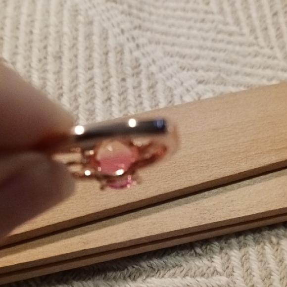 Elegant Pink Gemstone Ring - Picture 4 of 4